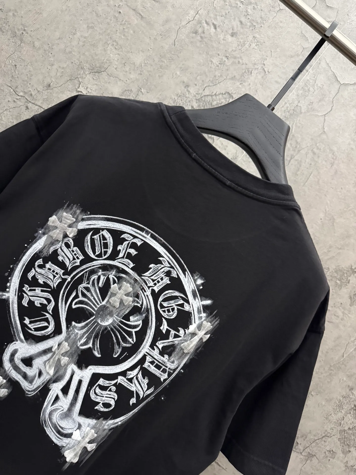 P190 top version, real shot without P, ​​different from market currency) 𝗖𝗵𝗿𝗼𝗺𝗲 𝗛𝗲𝗮𝗿𝘁𝘀/Croxin 2026 Spring New Original Single Counter American Laser Direct Injection Couple Short Sleeves 👑The highest version! Customized fabric 300g washed, best-selling model at the counter, very comfortable to wear. Accessories: original molded and authenticated collar label ➕ 100% silk wash label. Genuine purchase-grade original hangtag➕matching hanging rope➕3D hanging beads➕original packaging bag. Craftsmanship: The original version has consistent wiring! The highest version of the armhole matching technique! Color: White Black Gray Size: S M L XL Style Number: 26-2057